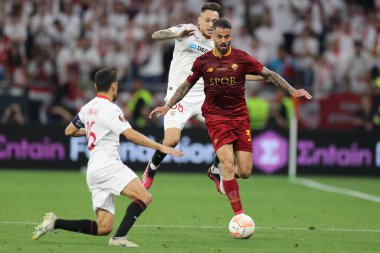Budapeşte, Macaristan: 31.05.2023: Romanlı Leonardo Spinazzola, Hungar 'daki Puskas Arena' da Sevilla FC ile AS Romanlar arasında oynanan UEFA Avrupa Ligi 2023 karşılaşmasında ocampos eylemde