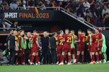 Budapeşte, Macaristan: 31.05.2023: Hungar 'daki Puskas Arena of Budapeşte' de Sevilla FC 'ye karşı AS Romanlar arasında oynanan UEFA Avrupa Ligi 2023 final maçında Romanları motive eden takımın teknik direktörü Jose Mourinho