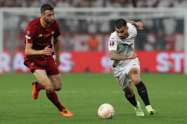Budapeşte, Macaristan: 31.05.2023: Bryan Cristante ve Sevilla Suso, Sevilla FC ile AS Romanlar arasında Hungar 'daki Puskas Arena' da oynanan UEFA Avrupa Ligi 2023 karşılaşmasında eylem halindeler