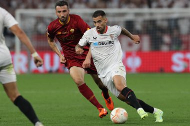 Budapeşte, Macaristan: 31.05.2023: Bryan Cristante ve Sevilla Suso, Sevilla FC ile AS Romanlar arasında Hungar 'daki Puskas Arena' da oynanan UEFA Avrupa Ligi 2023 karşılaşmasında eylem halindeler