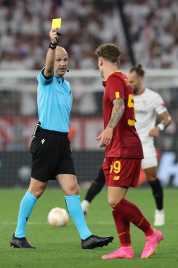 Budapeşte, Macaristan: 31.05.2023: Taylor, Hungar 'daki Puskas Arena' da Sevilla FC ile AS Romanlar arasında oynanan 2023 Avrupa Ligi final maçında Romanlar için Nicola Zalewski için sarı kart çıkardı