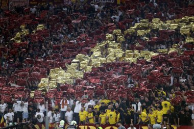 Budapeşte, Macaristan: 31.05.2023: Hungar 'daki Puskas Arena' da Sevilla FC ile AS Romanlar arasında oynanan 2023 Avrupa Ligi Final maçı öncesinde koreografi açılış töreni