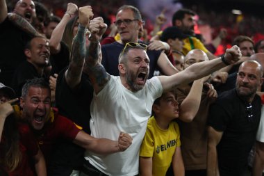 Budapeşte, Macaristan: 31,05.2023: Roman taraftarlar, Hungar 'daki Puskas Arena' da Sevilla FC ile AS Romanlar arasında oynanan 2023 Avrupa Ligi final maçı sırasında kürsüde yer alıyorlar.