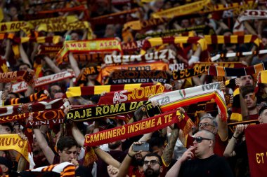 Budapeşte, Macaristan: 31.05.2023: Roman taraftarlar, Hungar 'daki Puskas Arena' da Sevilla FC ile AS Romanlar arasında oynanan 2023 UEFA Avrupa Ligi final karşılaşmasında Stan 'de eşarp taktılar.