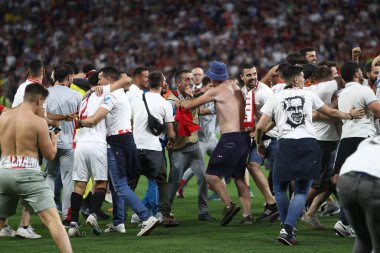 Budapeşte, Macaristan: 31.05.2023: Sevilla taraftarları, Hungar 'daki Puskas Arena' da Sevilla FC ile AS Romanlar arasında oynanan 2023 UEFA Avrupa Ligi final maçının sonunda sahaya çıktılar.