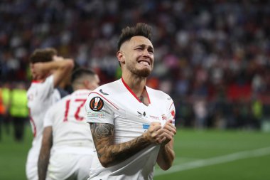 Budapeşte, Macaristan: 31.05.2023: Lucas Ocampos, Hungar 'daki Puskas Arena' da Sevilla FC ile AS Roma arasındaki 2023 Avrupa Ligi final maçının zaferini kutladı