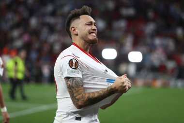 Budapeşte, Macaristan: 31.05.2023: Lucas Ocampos, Hungar 'daki Puskas Arena' da Sevilla FC ile AS Roma arasındaki 2023 Avrupa Ligi final maçının zaferini kutladı