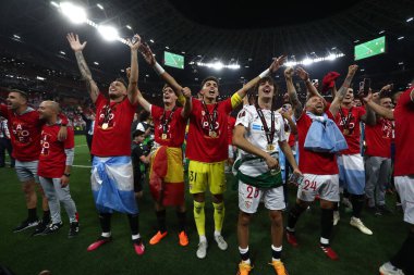 Budapeşte, Macaristan: 31.05.2023: Sevilla takımı, Hungar 'daki Puskas Arena of Budapeşte' de Sevilla FC ile AS Romanlar arasında oynanan 2023 Avrupa Ligi finalinin galibiyetini kutladı