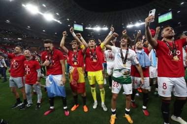 Budapeşte, Macaristan: 31.05.2023: Sevilla takımı, Hungar 'daki Puskas Arena of Budapeşte' de Sevilla FC ile AS Romanlar arasında oynanan 2023 Avrupa Ligi finalinin galibiyetini kutladı