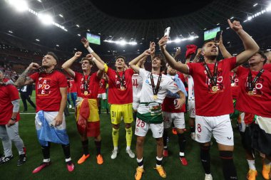 Budapeşte, Macaristan: 31.05.2023: Sevilla takımı, Hungar 'daki Puskas Arena of Budapeşte' de Sevilla FC ile AS Romanlar arasında oynanan 2023 Avrupa Ligi finalinin galibiyetini kutladı
