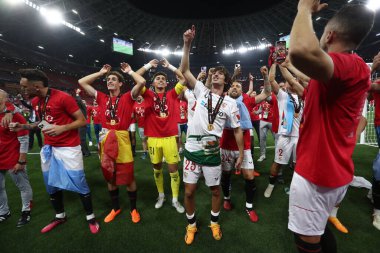 Budapeşte, Macaristan: 31.05.2023: Sevilla takımı, Hungar 'daki Puskas Arena of Budapeşte' de Sevilla FC ile AS Romanlar arasında oynanan 2023 Avrupa Ligi finalinin galibiyetini kutladı