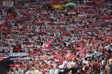 Budapeşte, Macaristan: 31.05.2023: Hungar 'daki Puskas Arena' da Sevilla FC ile AS Romanlar arasında oynanan 2023 UEFA Avrupa Ligi finalinin galibiyetini eşarplı Sevilla taraftarları kutladı
