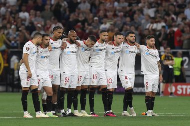 Budapeşte, Macaristan: 31.05.2023: Sevilla takımı, Hungar 'daki Puskas Arena' da Sevilla FC ile AS Romanlar arasında oynanan 2023 Avrupa Ligi final maçında penaltı bekliyor