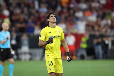 Budapeşte, Macaristan: 31.05.2023: Hungar 'daki Puskas Arena' da Sevilla FC ile AS Romanlar arasında oynanan 2023 UEFA Avrupa Ligi final maçında Sevilla Bounou penaltısı