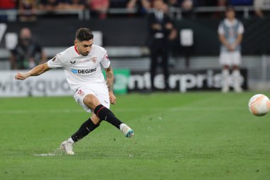 Budapeşte, Macaristan: 31.05.2023: Gonzalos Montiel, Hungar 'daki Puskas Arena' da Sevilla FC ile AS Romanlar arasında oynanan 2023 Avrupa Ligi final maçında geçen penaltı attı.