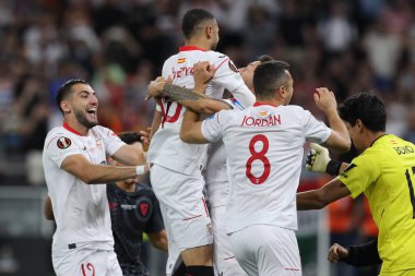 Budapeşte, Macaristan: 31.05.2023: Seville 'li oyuncular, Hungar' daki Puskas Arena 'da Sevilla FC ile AS Romanlar arasında oynanan 2023 UEFA Avrupa Ligi final maçının galibiyetini kutladılar