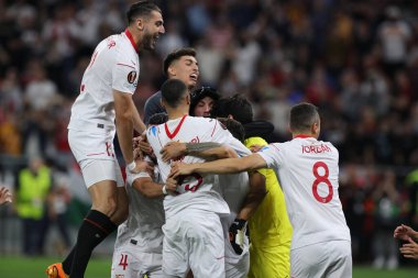 Budapeşte, Macaristan: 31.05.2023: Seville 'li oyuncular, Hungar' daki Puskas Arena 'da Sevilla FC ile AS Romanlar arasında oynanan 2023 UEFA Avrupa Ligi final maçının galibiyetini kutladılar