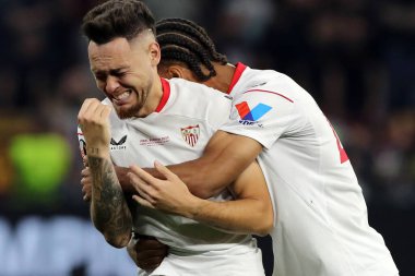 Budapeşte, Macaristan: 31.05.2023: Louise Ocampos, Hungar 'daki Puskas Arena' da Sevilla FC ile AS Romanlar arasında oynanan 2023 UEFA Avrupa Ligi final maçında kazandığı zaferi kutladı.