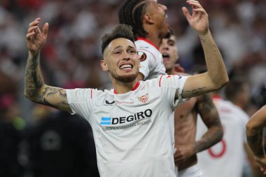 Budapeşte, Macaristan: 31.05.2023: Sevilla 'lı Lucas Ocampos, Hungar' daki Puskas Arena 'da Sevilla FC ile AS Romanlar arasında oynanan 2023 Avrupa Ligi final maçında aldığı cezanın sona ermesini kutladı.