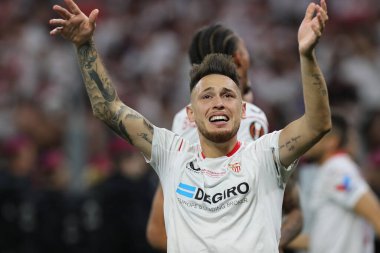 Budapeşte, Macaristan: 31.05.2023: Sevilla 'lı Lucas Ocampos, Hungar' daki Puskas Arena 'da Sevilla FC ile AS Romanlar arasında oynanan 2023 Avrupa Ligi final maçında aldığı cezanın sona ermesini kutladı.