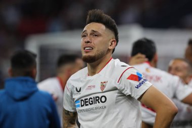 Budapeşte, Macaristan: 31.05.2023: Sevilla 'lı Lucas Ocampos, Hungar' daki Puskas Arena 'da Sevilla FC ile AS Romanlar arasında oynanan 2023 Avrupa Ligi final maçında aldığı cezanın sona ermesini kutladı.