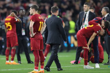 Budapeşte, Macaristan: 31.05.2023: Hungar 'daki Puskas Arena' da Sevilla FC ile AS Romanlar arasında oynanan 2023 Avrupa Ligi final maçında Roman oyuncuları hayal kırıklığına uğrattı.