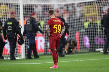 Budapeşte, Macaristan: 31.05.2023: Hungar 'daki Puskas Arena' da Sevilla FC ile AS Romanlar arasında oynanan final Avrupa Ligi 2023 karşılaşmasında Nicola Zalewski 'yi hayal kırıklığına uğratmak