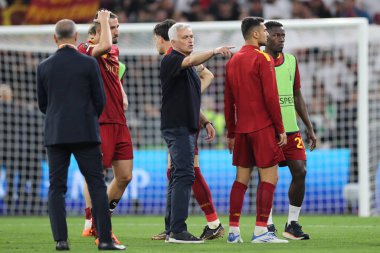 Budapeşte, Macaristan: 31.05.2023: Hungar 'daki Puskas Arena' da Sevilla FC ile AS Romanlar arasında oynanan final UEFA Avrupa Ligi 2023 maçında yenilmesinin ardından Jose Mourinho 'nun Roman teknik direktörü hayal kırıklığı