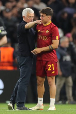 Budapeşte, Macaristan: 31.05.2023: jose mourinho, Hungar 'daki Puskas Arena' da Sevilla FC ile AS Romanlar arasında oynanan final Avrupa Ligi 2023 maçında Dybala 'ya sarıldı