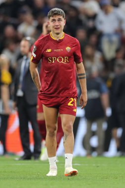 Budapeşte, Macaristan: 31.05.2023: Dybala, Hungar 'daki Puskas Arena' da Sevilla FC ile AS Romanlar arasında oynanan 2023 Avrupa Ligi Finali 'nde yenildikten sonra gözyaşı döküyor