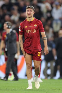 Budapeşte, Macaristan: 31.05.2023: Dybala, Hungar 'daki Puskas Arena' da Sevilla FC ile AS Romanlar arasında oynanan 2023 Avrupa Ligi Finali 'nde yenildikten sonra gözyaşı döküyor