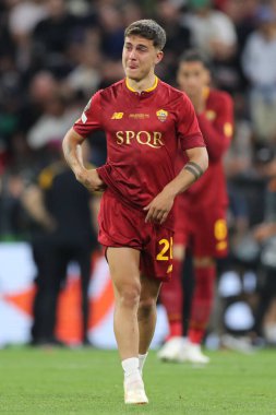 Budapeşte, Macaristan: 31.05.2023: Dybala, Hungar 'daki Puskas Arena' da Sevilla FC ile AS Romanlar arasında oynanan 2023 Avrupa Ligi Finali 'nde yenildikten sonra gözyaşı döküyor