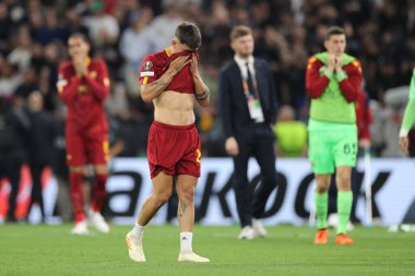 Budapeşte, Macaristan: 31.05.2023: Dybala, Hungar 'daki Puskas Arena' da Sevilla FC ile AS Romanlar arasında oynanan 2023 Avrupa Ligi Finali 'nde yenildikten sonra gözyaşı döküyor