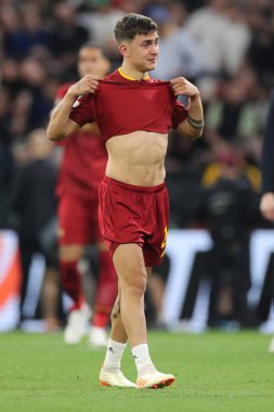 Budapeşte, Macaristan: 31.05.2023: Dybala, Hungar 'daki Puskas Arena' da Sevilla FC ile AS Romanlar arasında oynanan 2023 Avrupa Ligi Finali 'nde yenildikten sonra gözyaşı döküyor