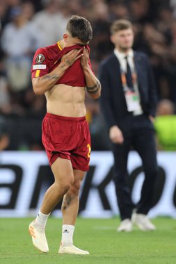 Budapeşte, Macaristan: 31.05.2023: Dybala, Hungar 'daki Puskas Arena' da Sevilla FC ile AS Romanlar arasında oynanan 2023 Avrupa Ligi Finali 'nde yenildikten sonra gözyaşı döküyor