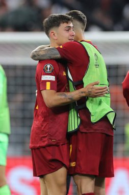 Budapeşte, Macaristan: 31.05.2023: Dybala, Hungar 'daki Puskas Arena' da Sevilla FC ile AS Romanlar arasında oynanan 2023 Avrupa Ligi Finali 'nde yenildikten sonra gözyaşı döküyor