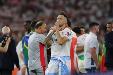 Budapeşte, Macaristan: 31.05.2023: Sevilla 'lı Lucas Ocampos, Hungar' daki Puskas Arena 'da Sevilla FC ile AS Romanlar arasında oynanan 2023 Avrupa Ligi final maçında aldığı cezanın sona ermesini kutladı.
