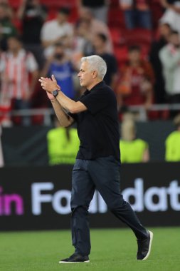 Budapeşte, Macaristan: 31.05.2023: Jose Mourinho Roman teknik direktör teknik direktörü, UEFA Avrupa Ligi 2023 Finali 'nin sonunda Sevilla FC ile AS Romanlar arasında Hungar' daki Puskas Arena 'da oynanan karşılaşma sonunda Sivilla taraftarlarını selamladı