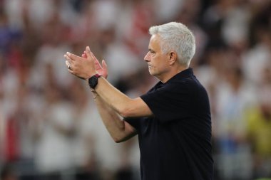 Budapeşte, Macaristan: 31.05.2023: Jose Mourinho Roman teknik direktör teknik direktörü, UEFA Avrupa Ligi 2023 Finali 'nin sonunda Sevilla FC ile AS Romanlar arasında Hungar' daki Puskas Arena 'da oynanan karşılaşma sonunda Sivilla taraftarlarını selamladı