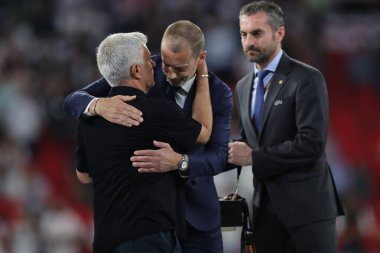 Budapeşte, Macaristan: 31.05.2023: Cefarine ve Jose Mourinho, Hungar 'daki Puskas Arena of Budapeşte' de Sevilla FC ile AS Romanlar arasında oynanan 2023 UEFA Avrupa Ligi Finali 'nin finalinde kaybettikleri hayal kırıklığı.