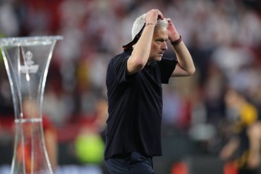 Budapeşte, Macaristan: 31.05.2023: Jose Mourinho, Hungar 'daki Puskas Arena' da Sevilla FC ile AS Romanlar arasında oynanan 2023 UEFA Avrupa Ligi final maçının finalini kaybetmesinin hayal kırıklığı