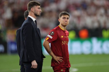 Budapeşte, Macaristan: 31.05.2023: Hungar 'daki Puskas Arena' da Sevilla FC ile AS Romanlar arasında oynanan UEFA Avrupa Ligi 2023 maçının sonunda Romanların Gözyaşları