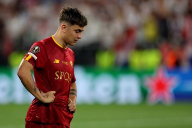 Budapeşte, Macaristan: 31.05.2023: Hungar 'daki Puskas Arena' da Sevilla FC ile AS Romanlar arasında oynanan UEFA Avrupa Ligi 2023 maçının sonunda Romanların Gözyaşları