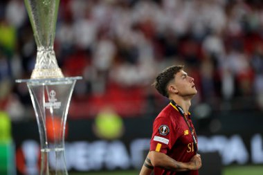 Budapeşte, Macaristan: 31.05.2023: Hungar 'daki Puskas Arena' da Sevilla FC ile AS Romanlar arasında oynanan UEFA Avrupa Ligi 2023 maçının sonunda Romanların Gözyaşları