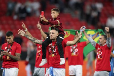 Budapeşte, Macaristan: 31.05.2023: Sevilla 'lı Lucas Ocampos, Hungar' daki Puskas Arena 'da Sevilla FC ile AS Romanlar arasında oynanan 2023 UEFA Avrupa Ligi final karşılaşmasında kupa zaferini kutladı