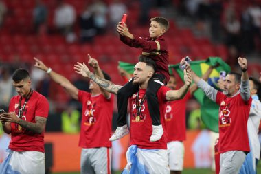 Budapeşte, Macaristan: 31.05.2023: Sevilla 'lı Lucas Ocampos, Hungar' daki Puskas Arena 'da Sevilla FC ile AS Romanlar arasında oynanan 2023 UEFA Avrupa Ligi final karşılaşmasında kupa zaferini kutladı