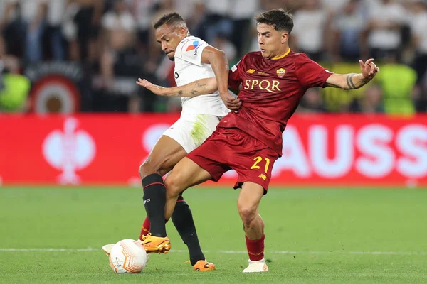 Budapeşte, Macaristan: 31.05.2023: Romanlı Paulo Dybala, Hungar 'daki Puskas Arena' da Sevilla FC ile AS Romanlar arasında oynanan UEFA Avrupa Ligi 2023 karşılaşmasında Sevilla Dybala ve Sevilla 'lı Fernando eylemde