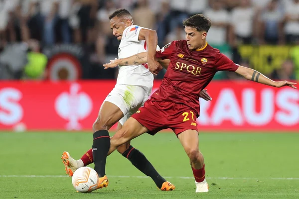 Budapeşte, Macaristan: 31.05.2023: Romanlı Paulo Dybala, Hungar 'daki Puskas Arena' da Sevilla FC ile AS Romanlar arasında oynanan UEFA Avrupa Ligi 2023 karşılaşmasında Sevilla Dybala ve Sevilla 'lı Fernando eylemde