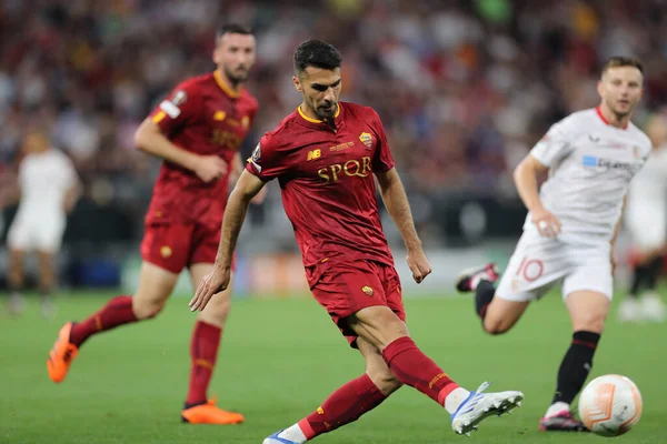 Budapeşte, Macaristan: 31.05.2023: Hungar 'daki Puskas Arena' da Sevilla FC ile AS Romanlar arasında oynanan 2023 UEFA Avrupa Ligi final maçı sırasında Romanların Zeki Çelik eylem halinde