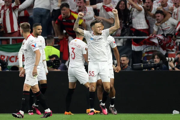 Budapeşte, Macaristan: 31.05.2023: Sivillalı Ocampos golü attı ve Hungar 'daki Puskas Arena' da Sevilla FC ile AS Romanlar arasında oynanan 2023 Avrupa Ligi final maçında takımla birlikte kutladı.